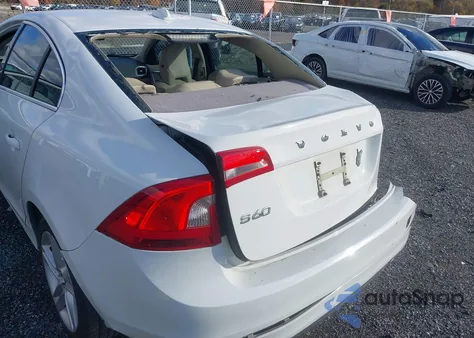 2014 Volvo S60 T5 z USA, uszkodzony, nr VIN YV1612FS6E2277494